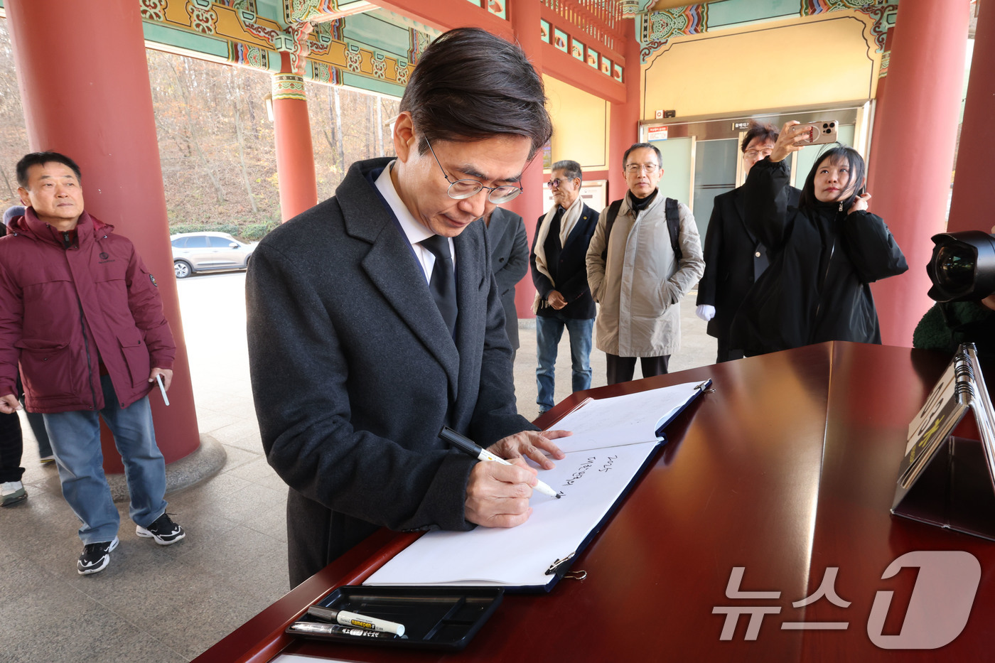 (광주=뉴스1) 박지현 기자 = 12·3 불법 비상계엄 1년이 된 3일 조경태 국민의힘 의원이 광주 북구 운정동 국립 5·18민주묘지에서 참배 전 방명록을 작성하고 있다. 2025 …