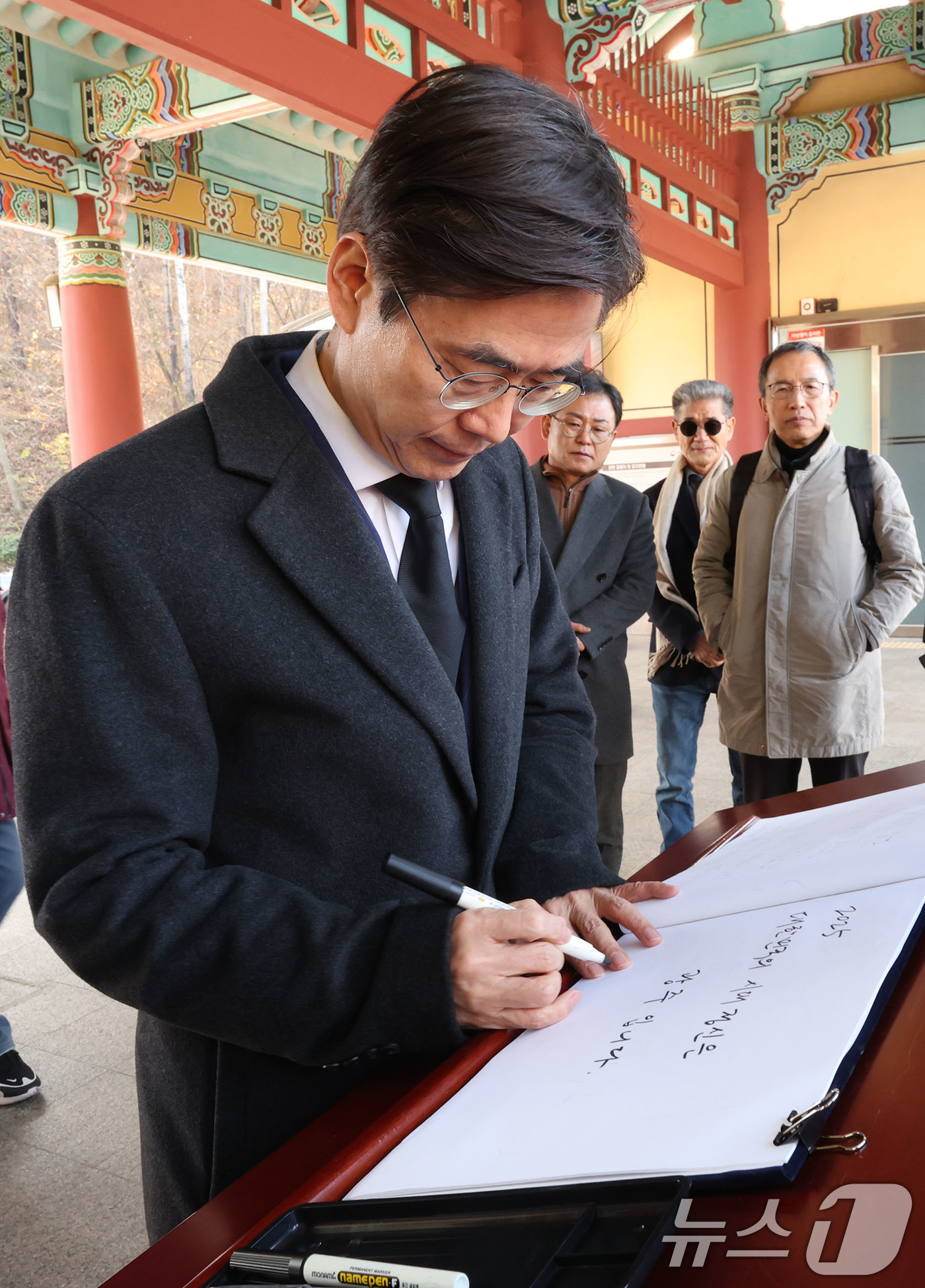 (광주=뉴스1) 박지현 기자 = 12·3 불법 비상계엄 1년이 된 3일 조경태 국민의힘 의원이  광주 북구 운정동 국립 5·18민주묘지에서 참배 전 방명록을 쓰고 있다. 2025. …