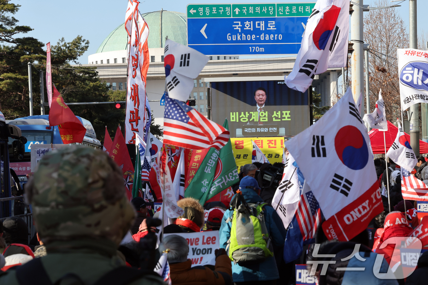 (서울=뉴스1) 황기선 기자 = 12·3 비상계엄 1년을 맞은 3일 오후 서울 영등포구 여의도 국회의사당역 앞에서 신자유연대 등 보수단체 회원들이 윤석열 전 대통령의 계엄 선포 영 …