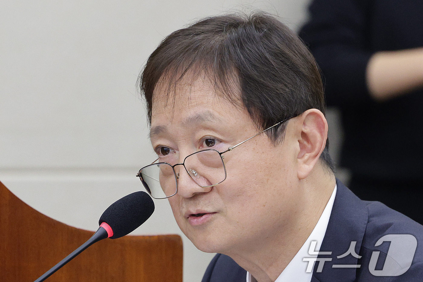 (서울=뉴스1) 신웅수 기자 = 이찬진 금융감독원장이 3일 서울 여의도 국회 정무위원회에서 열린 쿠팡 개인정보 유출 관련 현안질의에서 의원 질의에 답변하고 있다. 2025.12.3 …