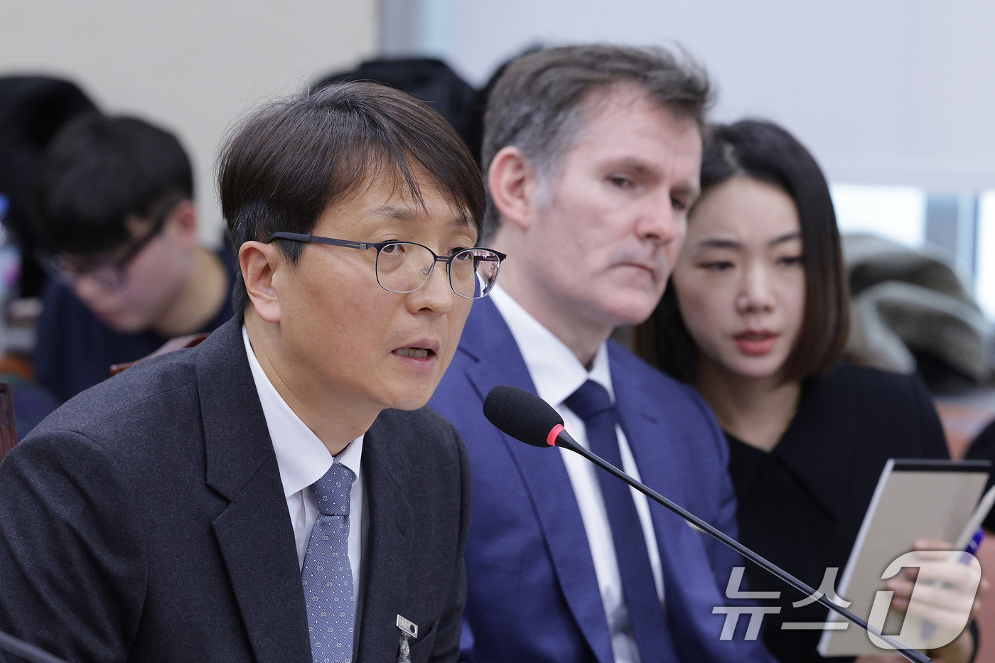 (서울=뉴스1) 신웅수 기자 = 박대준 쿠팡 대표이사가 3일 서울 여의도 국회 정무위원회에서 열린 쿠팡 개인정보 유출 관련 현안질의에서 의원 질의에 답변하고 있다. 2025.12. …