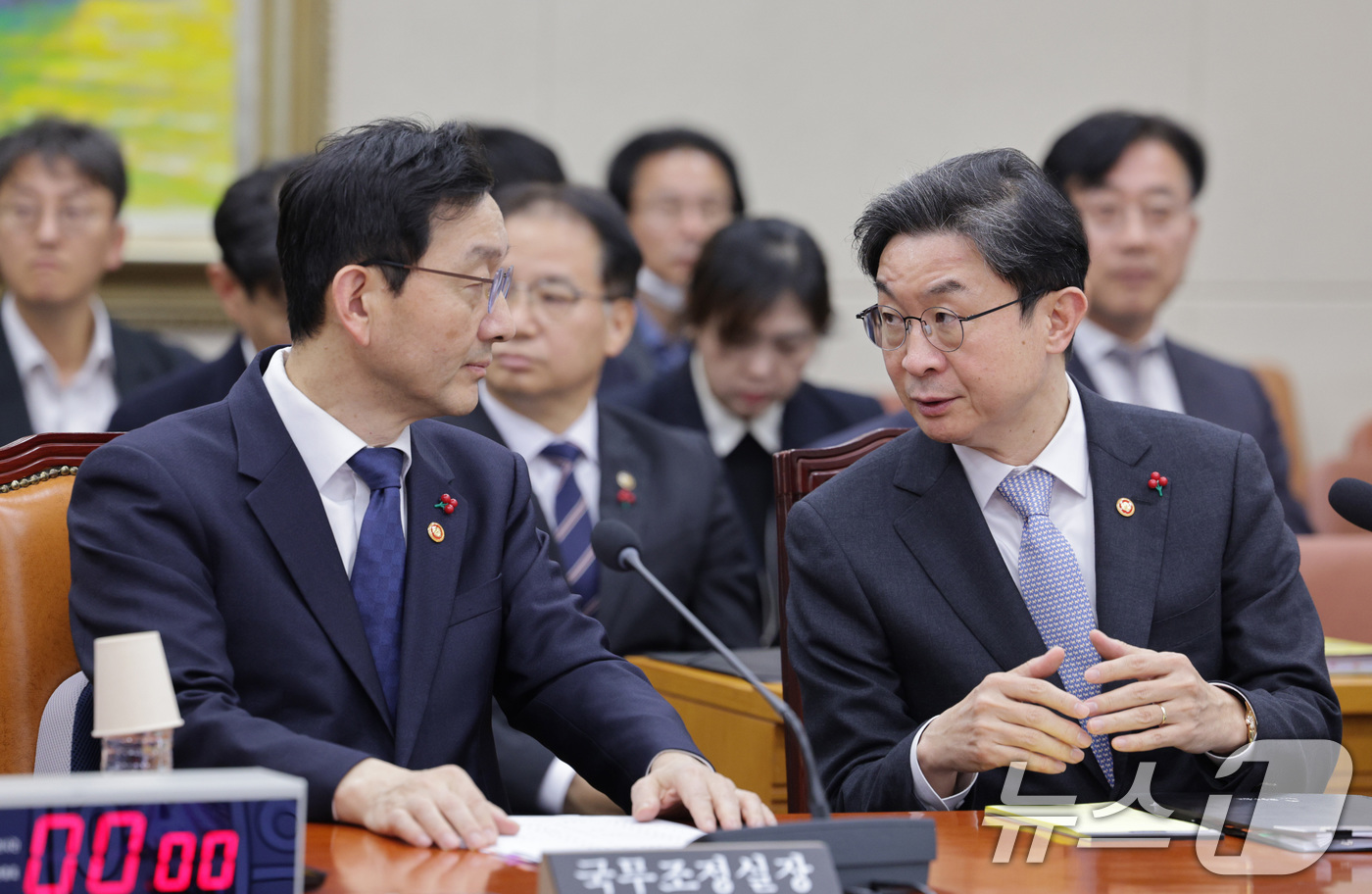 (서울=뉴스1) 신웅수 기자 = 윤창렬 국무조정실장과 이억원 금융위원장이 3일 서울 여의도 국회 정무위원회에서 열린 쿠팡 개인정보 유출 관련 현안질의에서 대화하고 있다. 2025. …