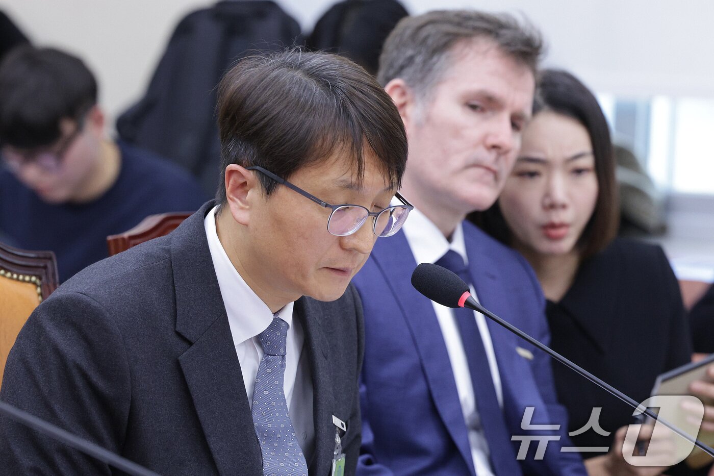 본문 이미지 - 박대준 쿠팡 대표이사가 3일 서울 여의도 국회 정무위원회에서 열린 쿠팡 개인정보 유출 관련 현안질의에서 인사하고 있다. 2025.12.3/뉴스1 ⓒ News1 신웅수 기자