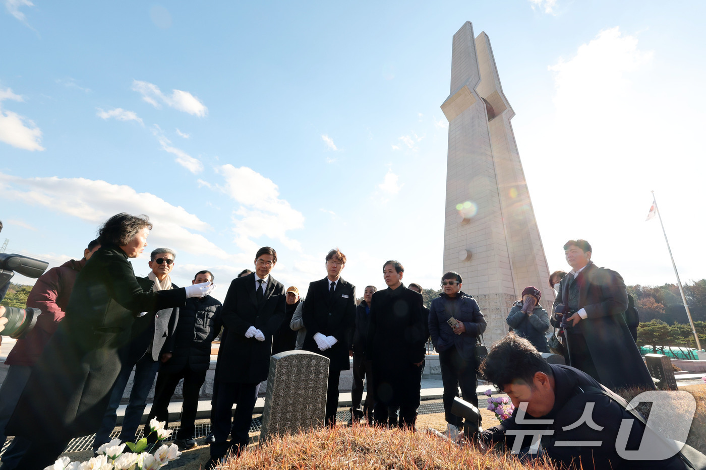 (광주=뉴스1) 박지현 기자 = 12·3 불법 비상계엄 1년이 된 3일 조경태 국민의힘 의원이  광주 북구 운정동 국립 5·18민주묘지에서 윤상원 열사 묘역에서 관련한 설명을 듣고 …