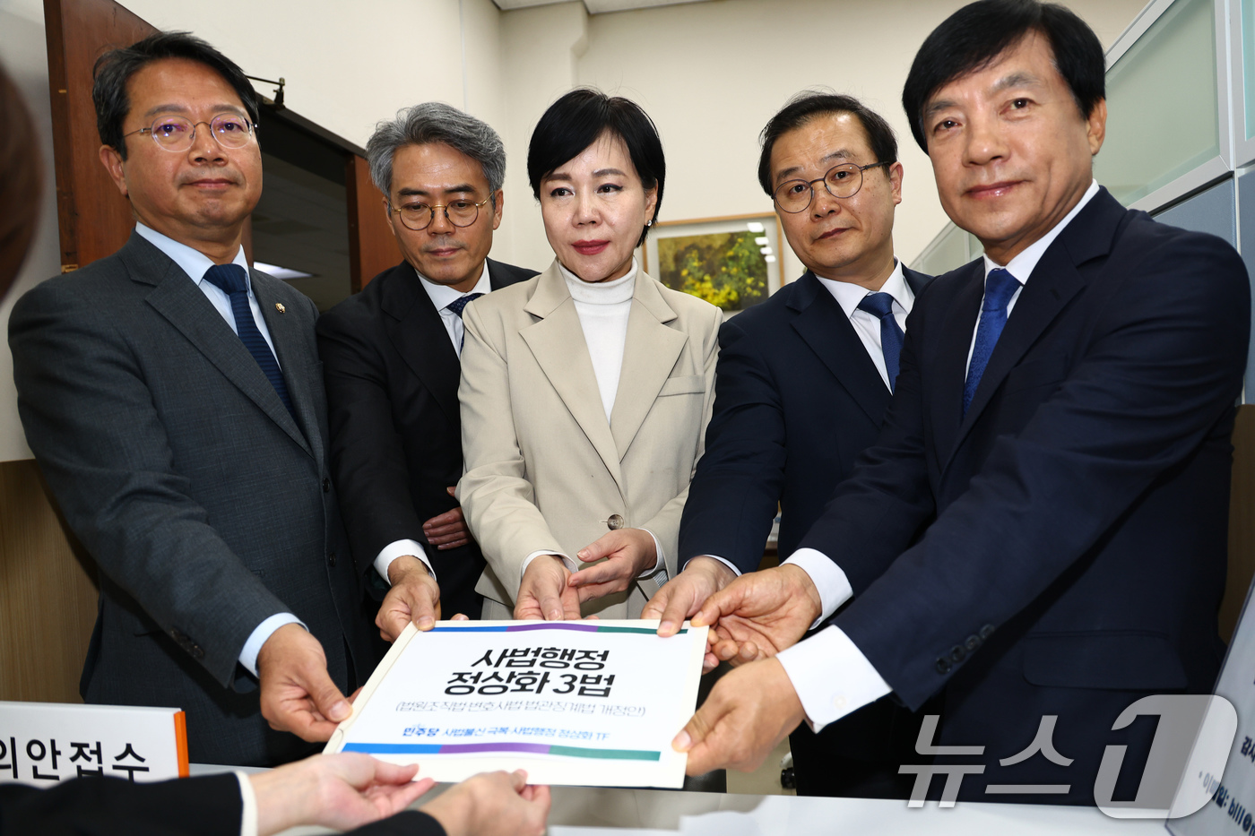 (서울=뉴스1) 유승관 기자 = 전현희 더불어민주당 사법불신 극복·사법행정 정상화 TF 위원장이 3일 서울 여의도 국회 의안과에 사법행정 정상화 3법을 제출하고 있다. 왼쪽부터 김 …