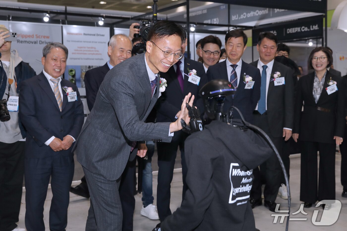 본문 이미지 - 김용선 지식재산처장이 인공지능&#40;AI&#41; 특별 기획관에서 휴머노이드 로봇과 하이파이브를 하고 있다.&#40;지식재산처 제공.재판매 및 DB금지&#41;/뉴스1 