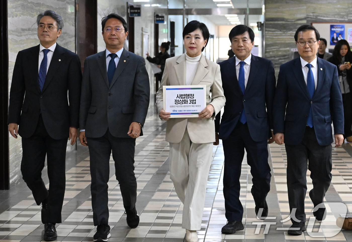 (서울=뉴스1) 유승관 기자 = 전현희 더불어민주당 사법불신 극복·사법행정 정상화 TF 위원장과 위원들이 3일 서울 여의도 국회 의안과에 사법행정 정상화 3법을 제출하기 위해 이동 …