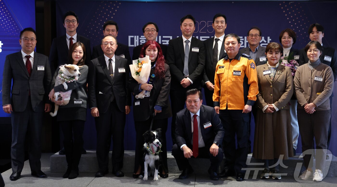 본문 이미지 - 3일 서울 중구 롯데호텔에서 열린 2025 대한민국 반려동물 문화대상에서 수상자들이 기념촬영을 하고 있다. 2025.12.3/뉴스1 ⓒ News1 김명섭 기자
