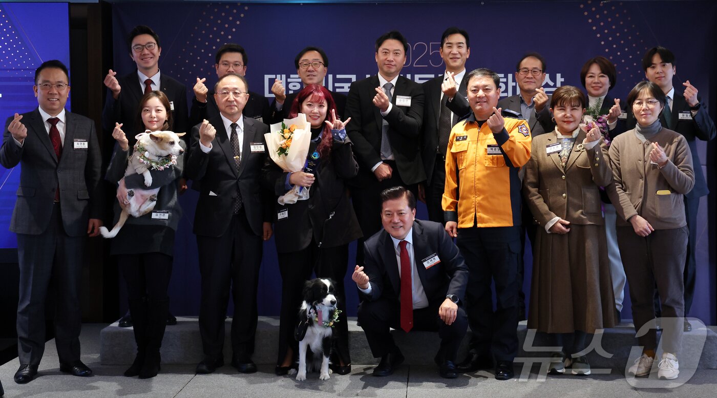 본문 이미지 - 3일 서울 중구 롯데호텔에서 열린 2025 대한민국 반려동물 문화대상에서 수상자들이 기념촬영을 하고 있다. 2025.12.3/뉴스1 ⓒ News1 김명섭 기자