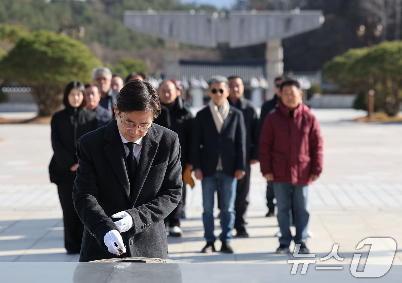 (광주=뉴스1) 박지현 기자 = 12·3 불법 비상계엄 1년이 된 3일 조경태 국민의힘 의원이  광주 북구 운정동 국립 5·18민주묘지에서 오월영령에 분향하고 있다. 2025.12 …