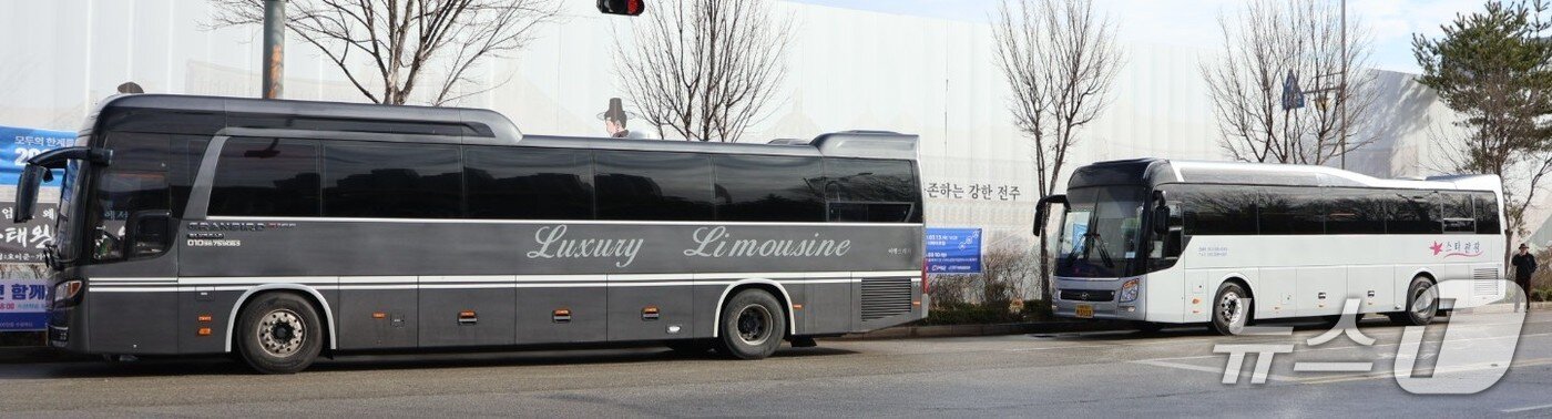 본문 이미지 - 전북 도청 인근에 출발을 준비하고 있는 탄핵 버스.&#40;검찰개혁전북시민모임 제공. 재판매 및 DB 금지&#41;
