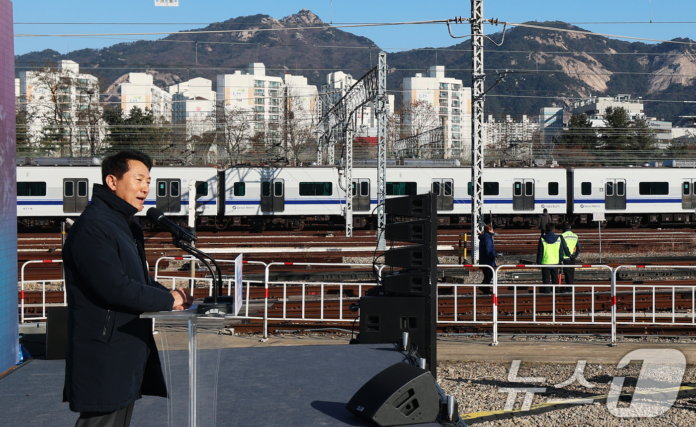 (서울=뉴스1) 오대일 기자 = 오세훈 서울시장이 3일 오후 서울 노원구 창동차량기지에서 열린 진접차량기지 시험운행 개시 기념식에서 기념사를 하고 있다. 2025.12.3/뉴스1
