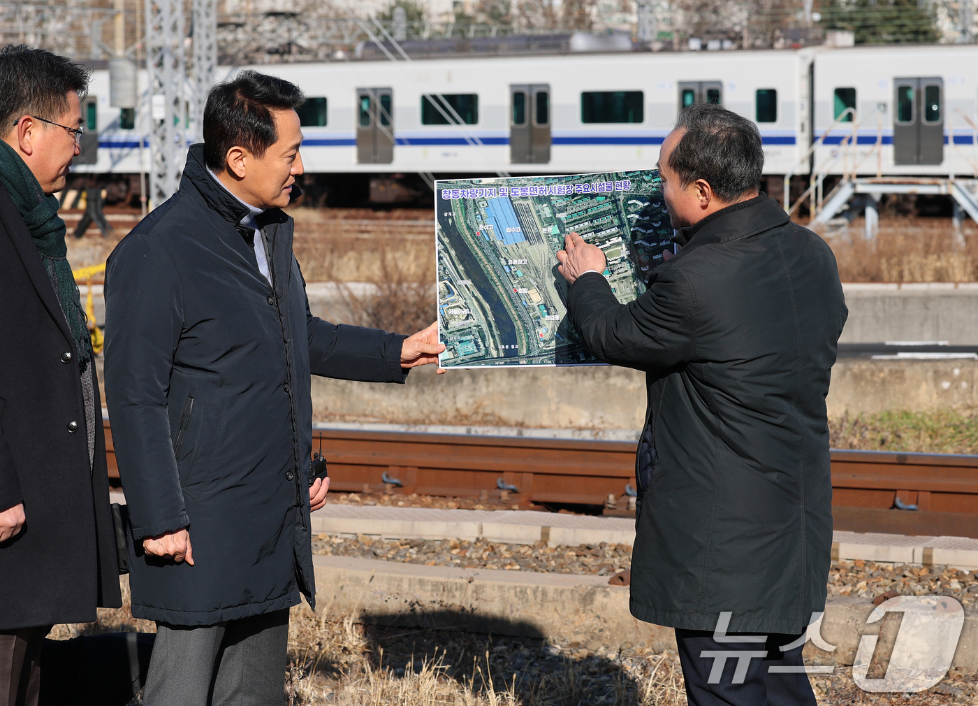 (서울=뉴스1) 오대일 기자 = 오세훈 서울시장이 3일 오후 서울 노원구 창동차량기지에서 열린 진접차량기지 시험운행 개시 기념식에 앞서 창동차량기지 주요 시설물 현황을 보고받고 있 …