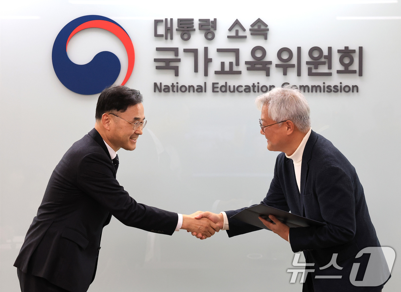 (서울=뉴스1) 임세영 기자 = 차정인 국가교육위원장(왼쪽)이 3일 서울 종로구 정부서울청사에서 열린 대학입학제도 특별위원회 위촉식 및 제1차 회의에서 김경범 대학입학제도 특별위원 …