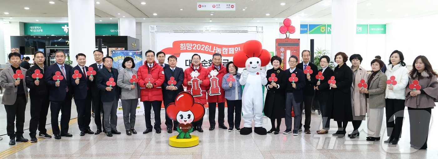 (대전=뉴스1) 이동원 기자 = 대전시는 3일 대전사회복지공동모금회 주관 ‘희망2026 나눔캠페인’ 순회 모금에 동참했다.이날 시청에서 열린 모금 행사에는 이장우 대전시장, 조원휘 …