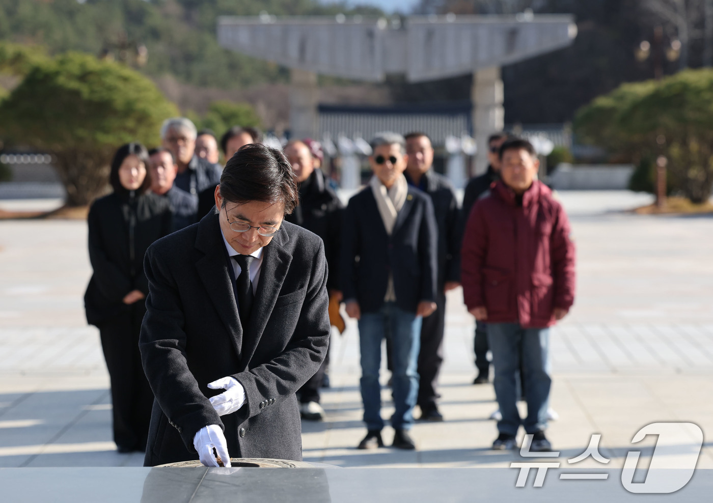 (광주=뉴스1) 박지현 기자 = 12·3 불법 비상계엄 1년이 된 3일 조경태 국민의힘 의원이  광주 북구 운정동 국립 5·18민주묘지에서 오월영령에 참배하고 있다. 2025.12 …