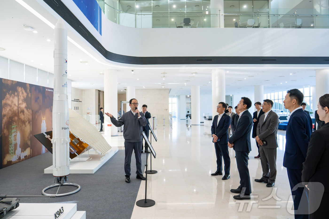 (서울=뉴스1) = 배경훈 부총리 겸 과학기술정보통신부 장관이 3일 오후 대전광역시 유성구 한화에어로스페이스 대전R&D캠퍼스를 방문해 한화에어로스페이스 및 한화시스템 연구개발 전시 …