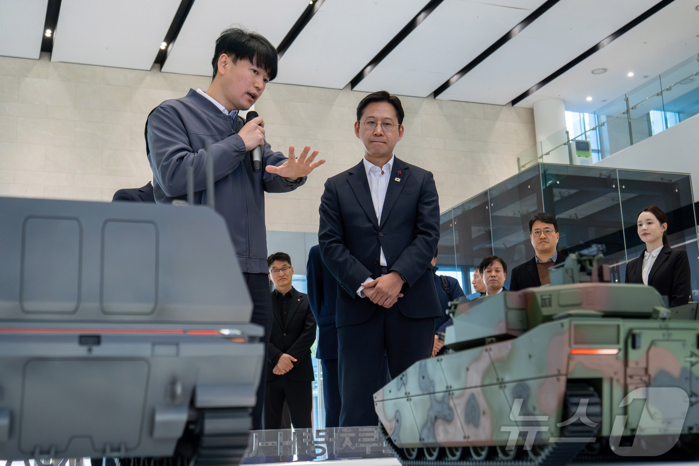 (서울=뉴스1) = 배경훈 부총리 겸 과학기술정보통신부 장관이 3일 오후 대전광역시 유성구 한화에어로스페이스 대전R&D캠퍼스를 방문해 한화에어로스페이스 및 한화시스템 연구개발 전시 …