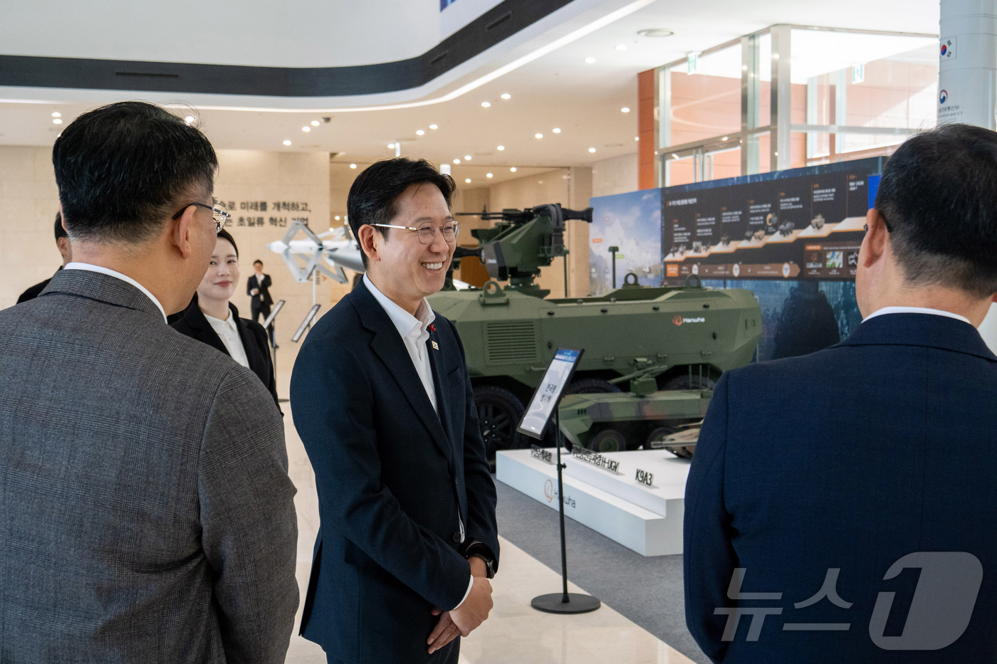 (서울=뉴스1) = 배경훈 부총리 겸 과학기술정보통신부 장관이 3일 오후 대전광역시 유성구 한화에어로스페이스 대전R&D캠퍼스를 방문해 한화에어로스페이스 및 한화시스템 연구개발 전시 …