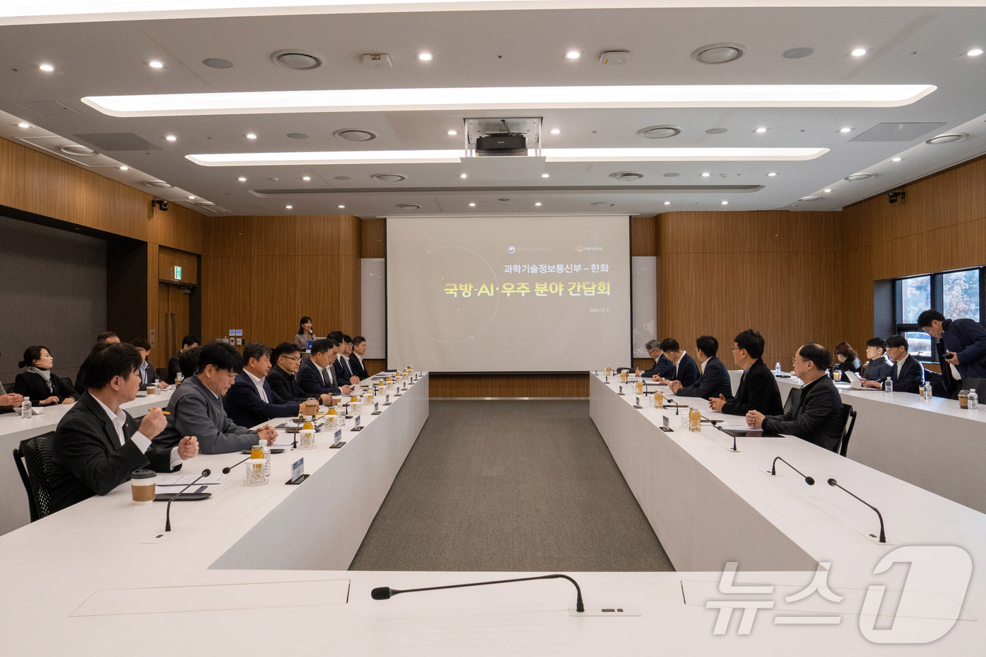 (서울=뉴스1) = 배경훈 부총리 겸 과학기술정보통신부 장관이 3일 오후 대전광역시 유성구 한화에어로스페이스 대전R&D캠퍼스에서 열린 '국방-AI·우주 분야 간담회'에 참석 하고 …