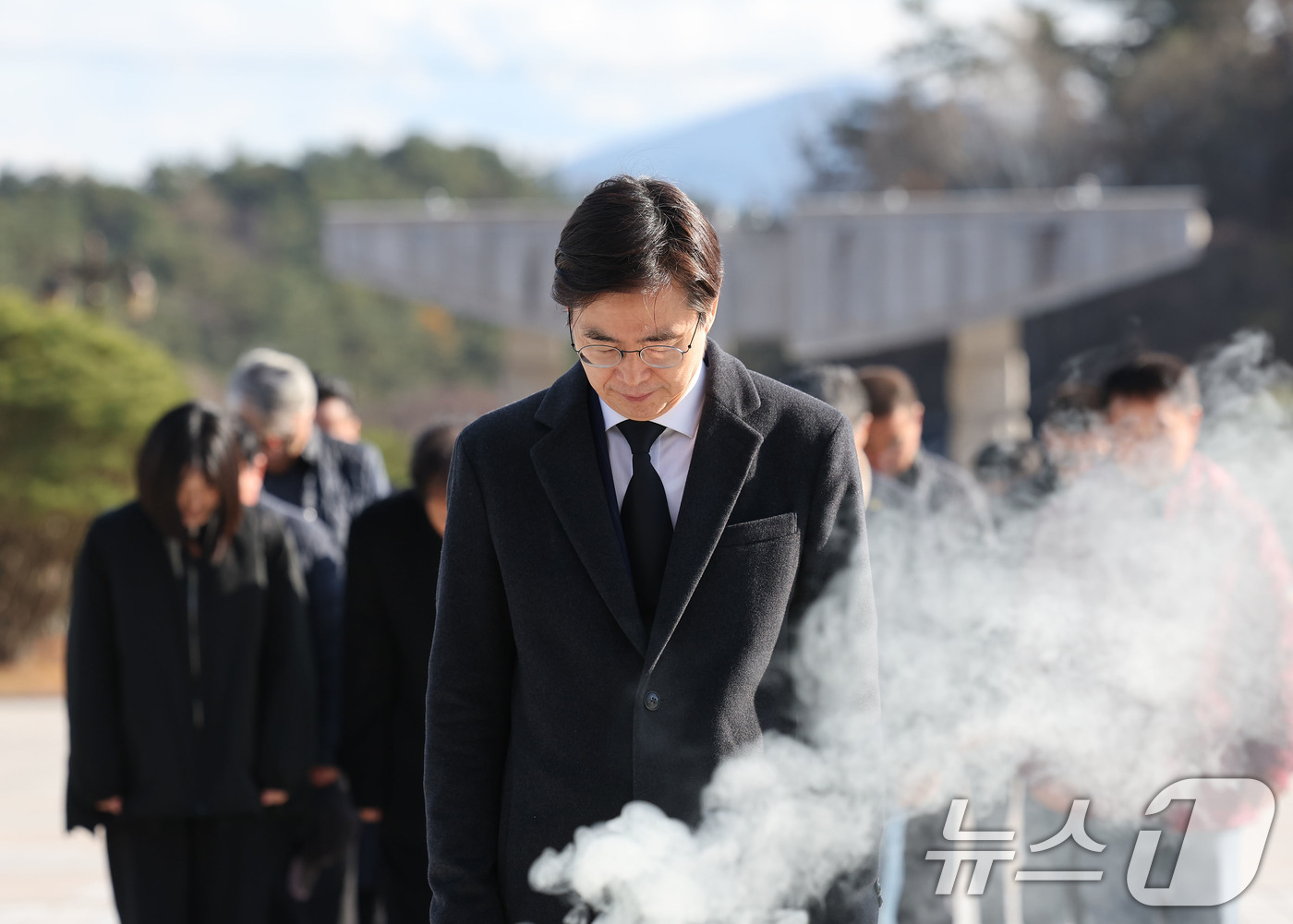 (광주=뉴스1) 박지현 기자 = 12·3 불법 비상계엄 1년이 된 3일 조경태 국민의힘 의원이  광주 북구 운정동 국립 5·18민주묘지에서 참배 후 묵념하고 있다. 2025.12. …