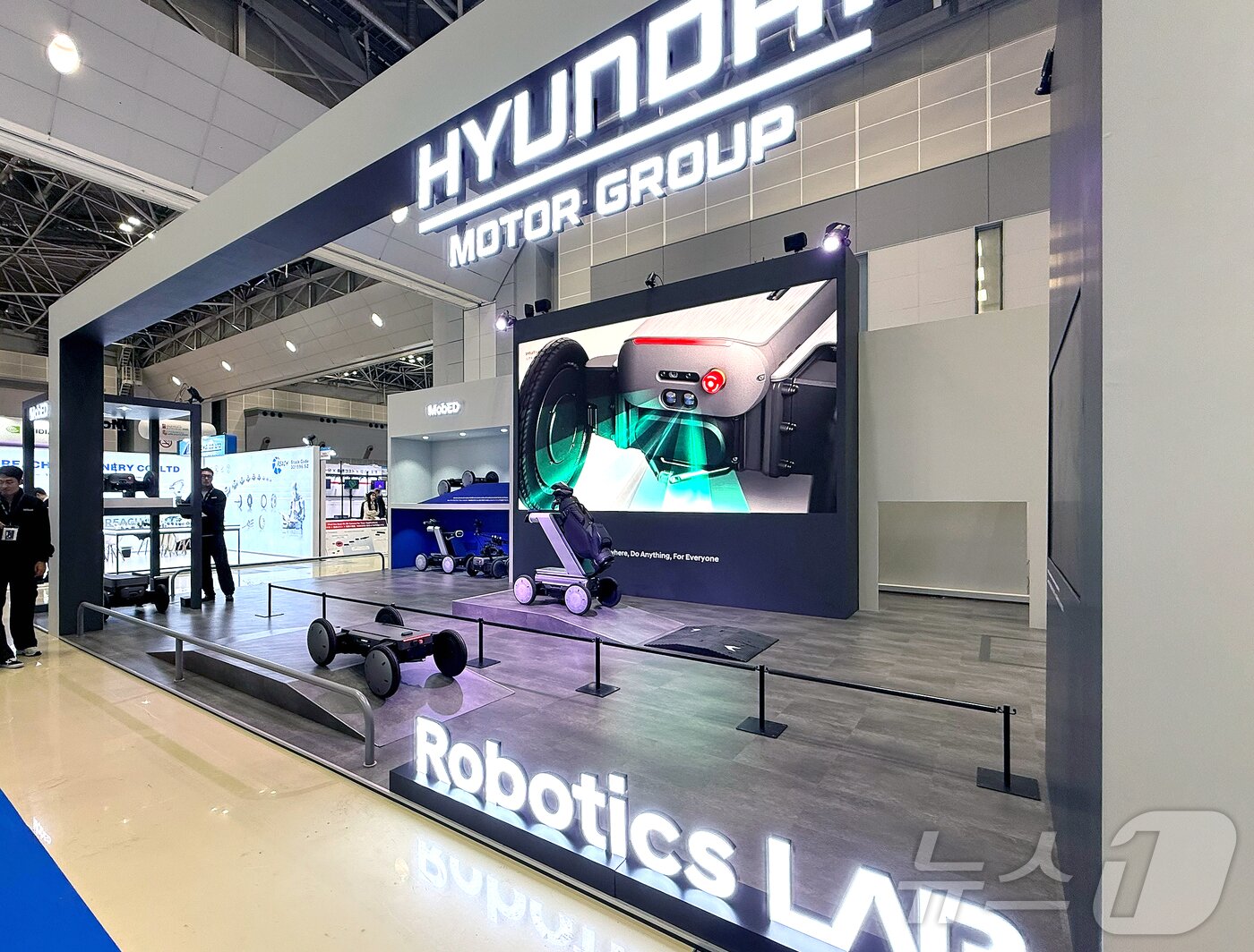 본문 이미지 - 현대자동차·기아는 3일 일본 ‘도쿄 빅 사이트’에서 개최된 ‘일본 국제 로봇 전시회 2025’에서 차세대 자율주행 모빌리티 로봇 플랫폼 ‘모베드(Mobile Eccentric Droid, MobED)’의 양산형 모델을 최초 공개했다고 밝혔다. 사진은 일본 국제 로봇 전시회(IREX)의 현대차그룹관 전경. (현대차·기아 제공. 재판매 및 DB 금지) 2025.12.3/뉴스1
