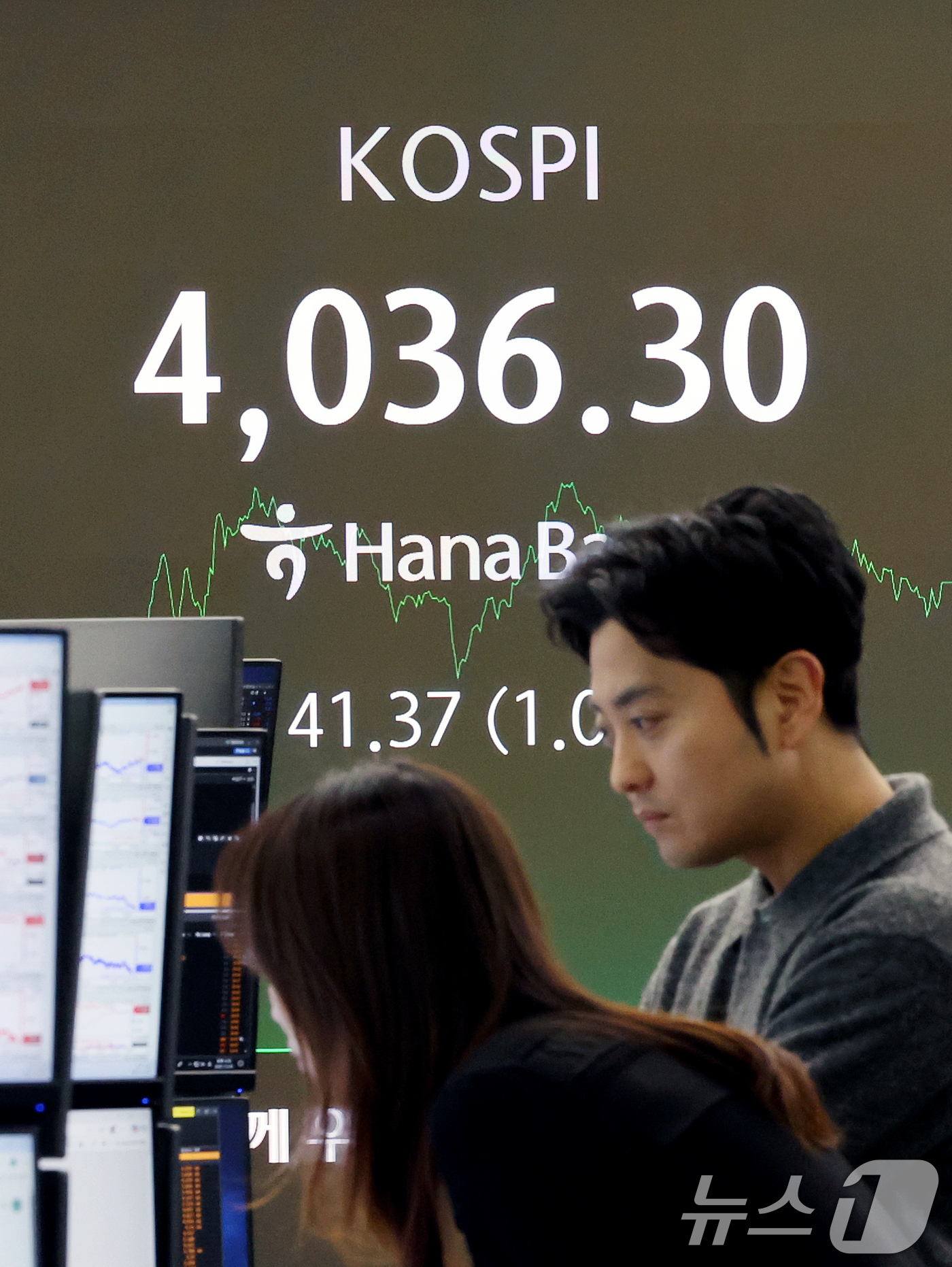 (서울=뉴스1) 이호윤 기자 = 3일 서울 중구 하나은행 본점 딜링룸 전광판에 증시 종가가 표시되고 있다. 이날 코스피 지수는 전 거래일 대비 41.37p(1.04%) 상승한 40 …