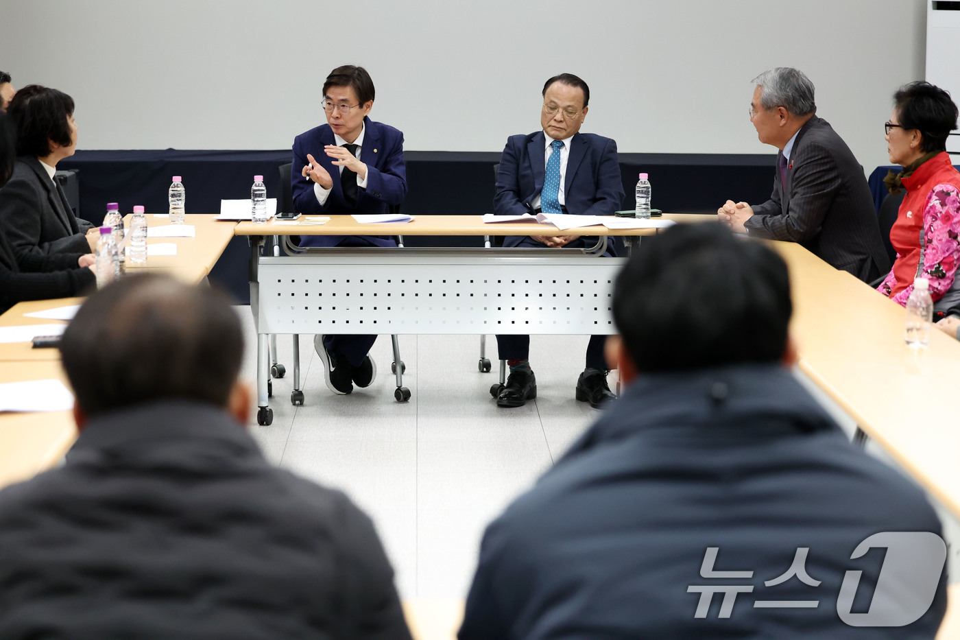 (광주=뉴스1) 이승현 기자 = 조경태 국민의힘 의원이 12·3 비상계엄 1년을 맞은 3일 광주 서구 5·18기념회관을 찾아 5·18 3단체(부상자회·공로자회·유족회) 등과 간담회 …