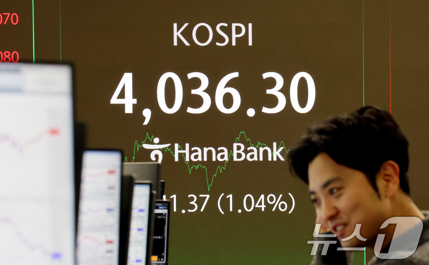 (서울=뉴스1) 이호윤 기자 = 3일 서울 중구 하나은행 본점 딜링룸 전광판에 증시 종가가 표시되고 있다. 이날 코스피 지수는 전 거래일 대비 41.37p(1.04%) 상승한 40 …