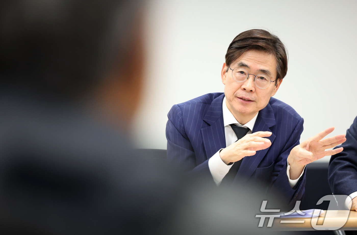 (광주=뉴스1) 이승현 기자 = 조경태 국민의힘 의원이 12·3 비상계엄 1년을 맞은 3일 광주 서구 5·18기념회관을 찾아 5·18 3단체(부상자회·공로자회·유족회) 등과 간담회 …