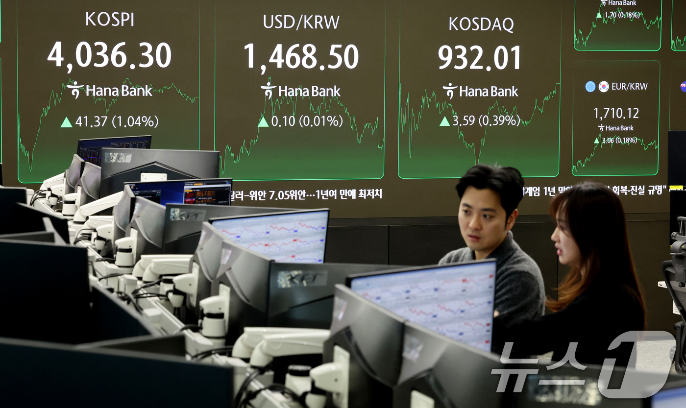 (서울=뉴스1) 이호윤 기자 = 3일 서울 중구 하나은행 본점 딜링룸 전광판에 증시 종가가 표시되고 있다. 이날 코스피 지수는 전 거래일 대비 41.37p(1.04%) 상승한 40 …