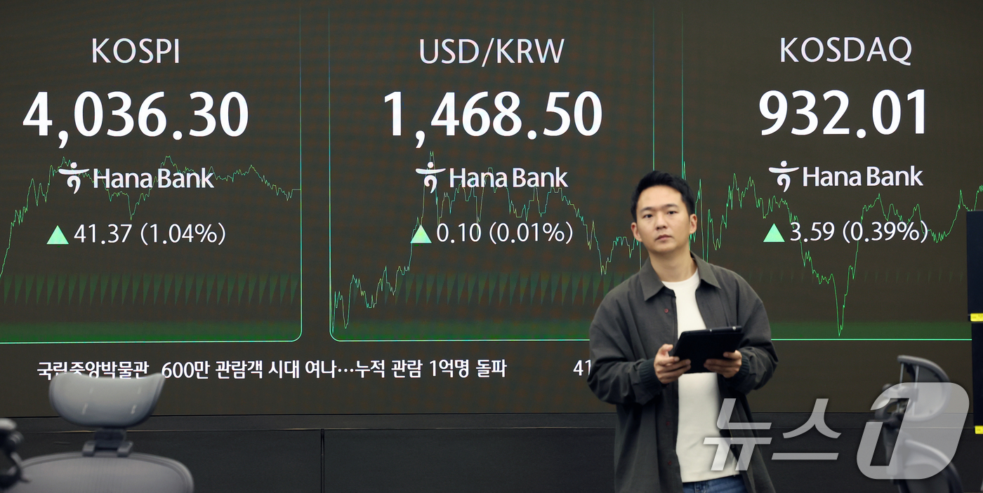 (서울=뉴스1) 이호윤 기자 = 3일 서울 중구 하나은행 본점 딜링룸 전광판에 증시 종가가 표시되고 있다. 이날 코스피 지수는 전 거래일 대비 41.37p(1.04%) 상승한 40 …