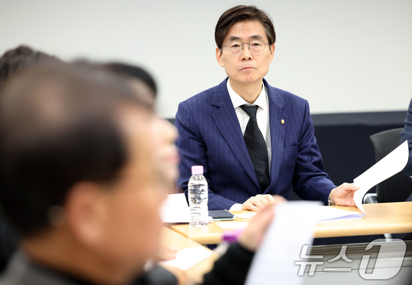 (광주=뉴스1) 이승현 기자 = 조경태 국민의힘 의원이 12·3비상계엄 1년을 맞은 3일 광주 서구 5·18기념회관을 찾아 5·18 3단체(부상자회·공로자회·유족회) 등과 간담회를 …