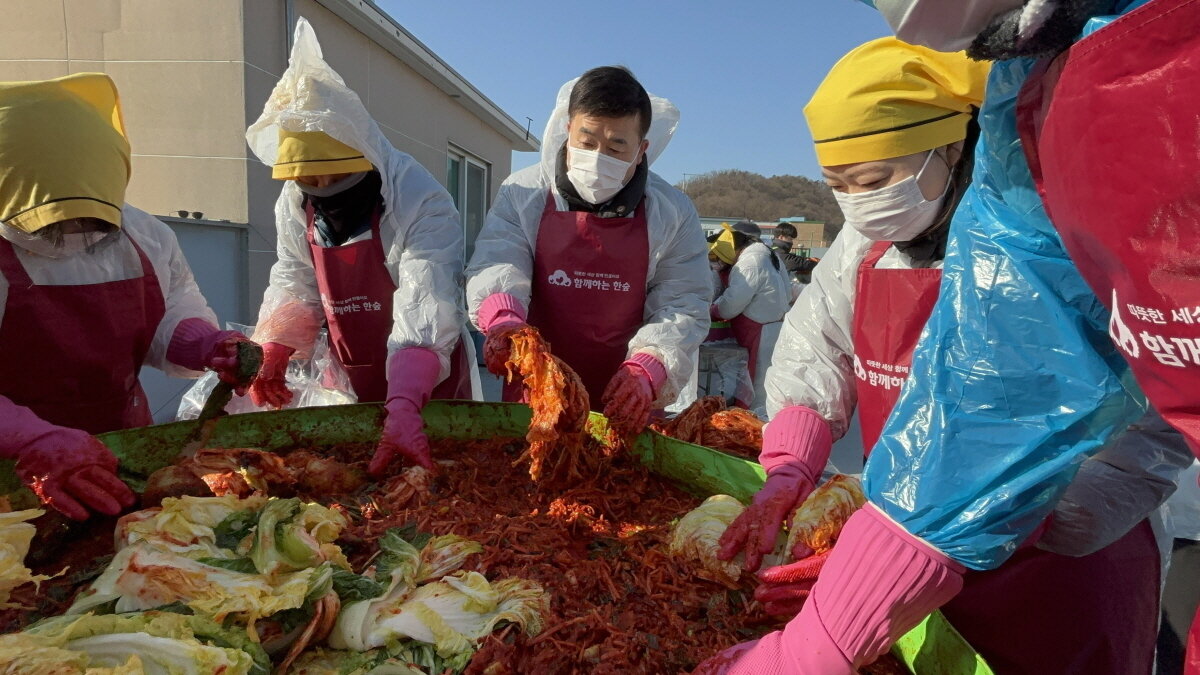 본문 이미지 - 12월 3일 한국교육시설안전원 허성우 이사장과 직원들이 양념을 버무리는 등 김장 작업을 함께 진행했다. &#40;사진제공=한국교육시설안전원&#41;
