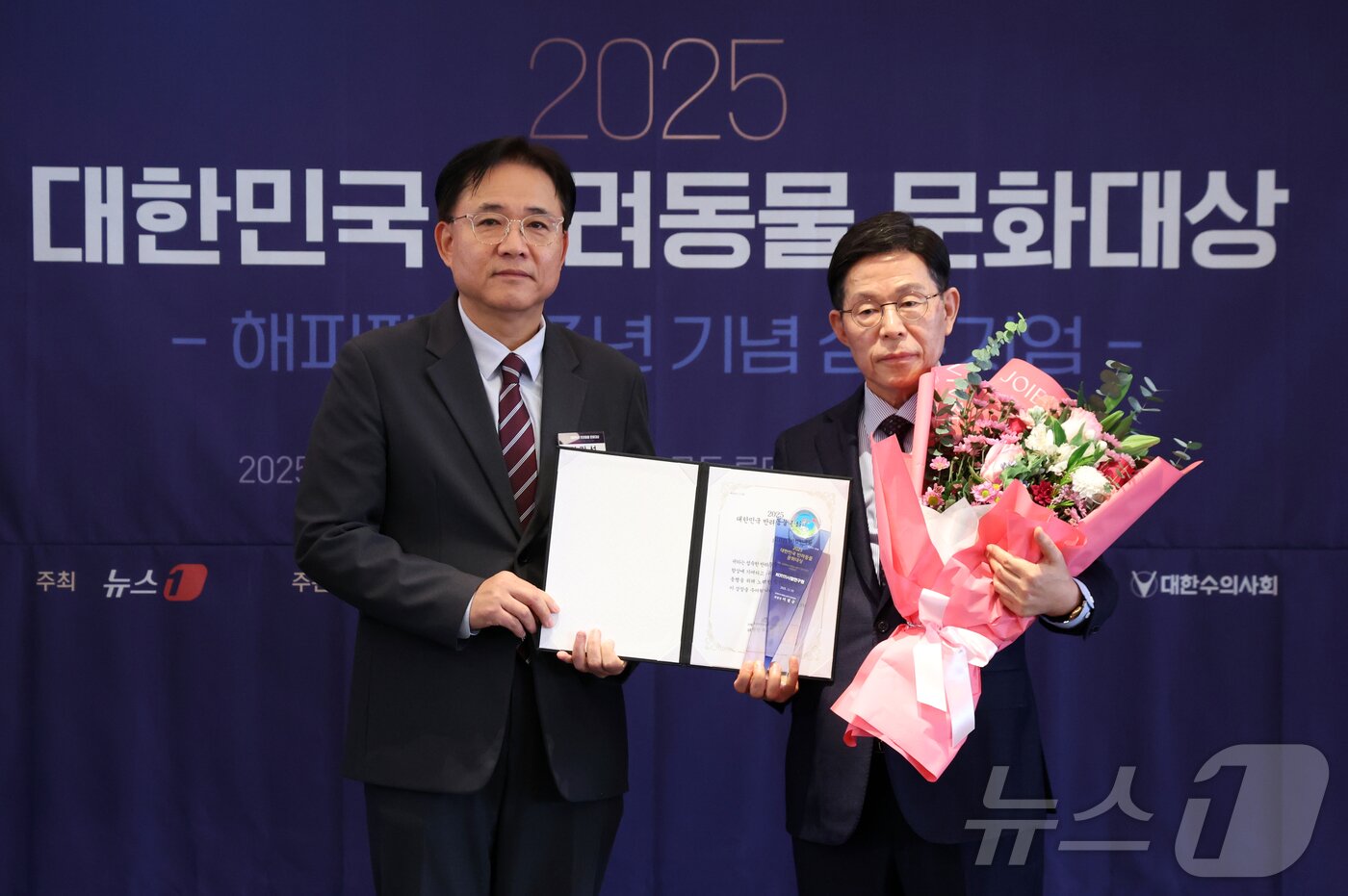 본문 이미지 - 3일 서울 중구 롯데호텔에서 열린 2025대한민국 반려동물 문화대상에서 김기성 뉴스1 편집국장이 KOTITI시험연구원에게 국회 산업통상자원중소벤처기업위원회 위원장상을 전달하고 있다. 2025.12.3/뉴스1 ⓒ News1 김명섭 기자