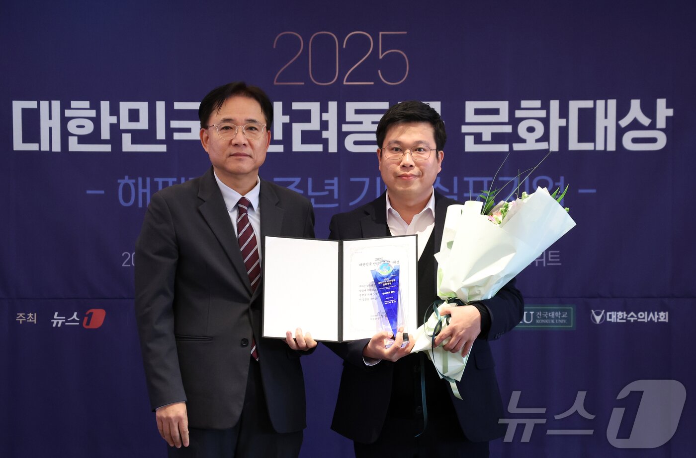 본문 이미지 - 3일 서울 중구 롯데호텔에서 열린 2025대한민국 반려동물 문화대상에서 김기성 뉴스1 편집국장이 주식회사 한미에게 국회 산업통상자원중소벤처기업위원회 위원장상을 전달하고 있다. 2025.12.3/뉴스1 ⓒ News1 김명섭 기자