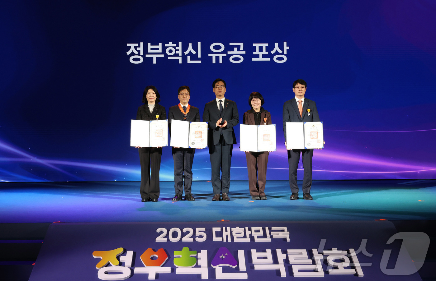 (서울=뉴스1) = 김민재 행정안전부 차관이 3일 오전 충북 청주시 청주오스코(OSCO)에서 열린 ‘2025 대한민국 정부혁신 박람회 개막식’에서 참석해 유공자들과 기념 촬영을 하 …