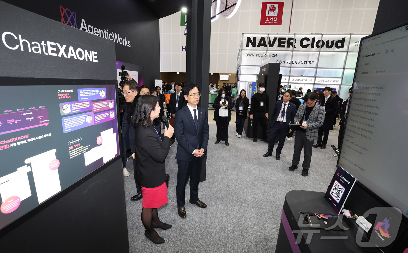 (서울=뉴스1) = 김민재 행정안전부 차관이 3일 오후 충북 청주시 청주오스코(OSCO)에서 열린 ‘2025 대한민국 정부혁신 박람회 개막식’에 참석 후 전시장을 관람하고 있다. …