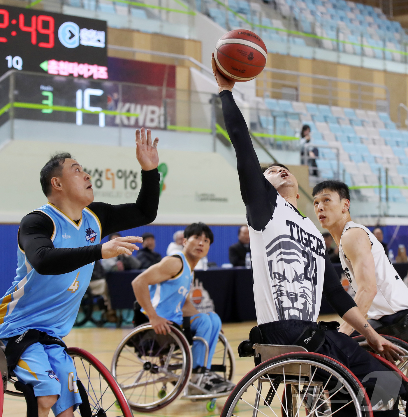 (서울=뉴스1) = 3일 오후, 남양주 체육문화센터에서 열린 '2025 KWBL 휠체어농구리그' 챔피언 결정전 2차전 춘천타이거즈와 코웨이블루휠스 경기에서 춘천 조승현이 볼을 사수 …
