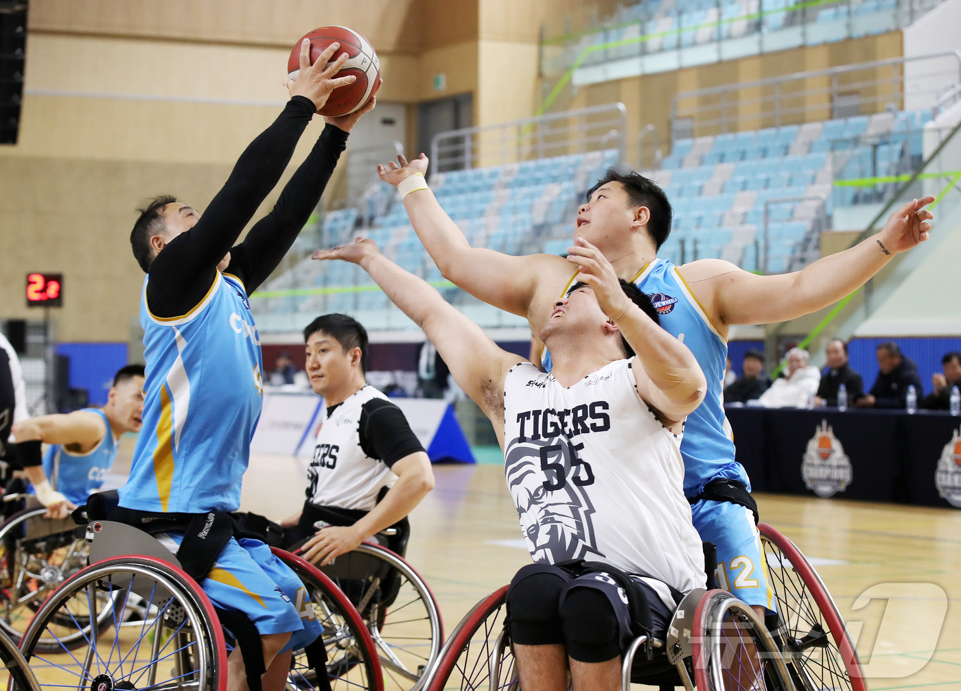 (서울=뉴스1) = 3일 오후, 남양주 체육문화센터에서 열린 '2025 KWBL 휠체어농구리그' 챔피언 결정전 2차전 춘천타이거즈와 코웨이블루휠스 경기에서 코웨이 김호용(왼쪽), …