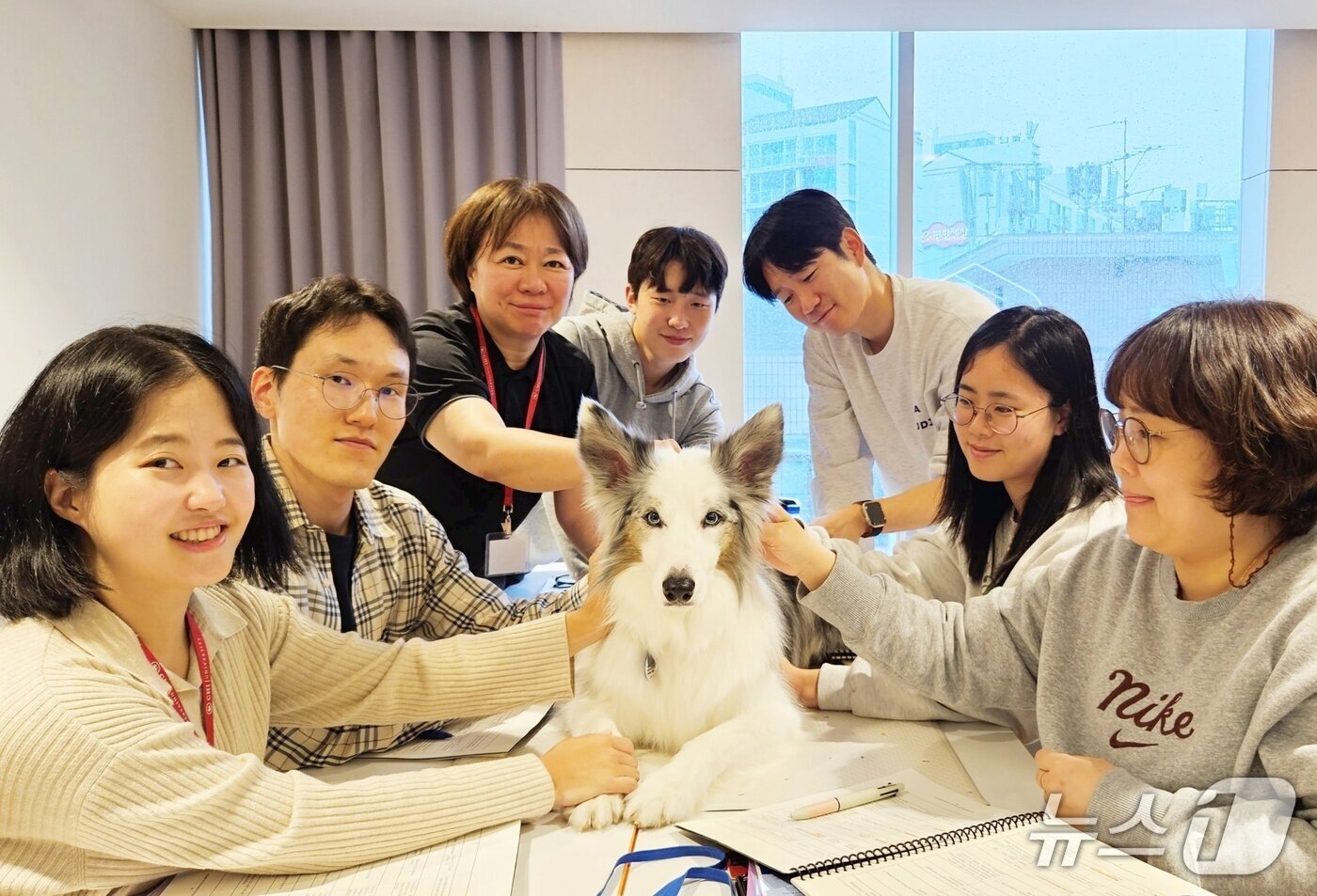 본문 이미지 - 신사경 원장이 침치료인증수의사 수업에서 수강생들과 기념 사진을 찍고 있다. ⓒ 뉴스1
