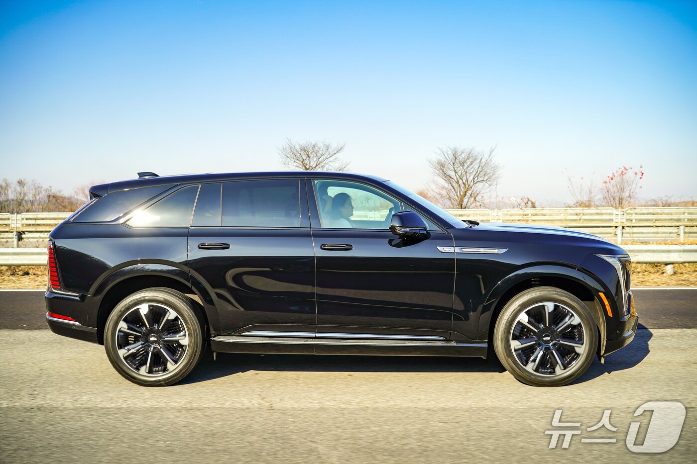 본문 이미지 -  주행 중인 캐딜락의 풀사이즈 전기 SUV &#39;에스컬레이드 IQ&#39;.&#40;한국GM 제공&#41; 