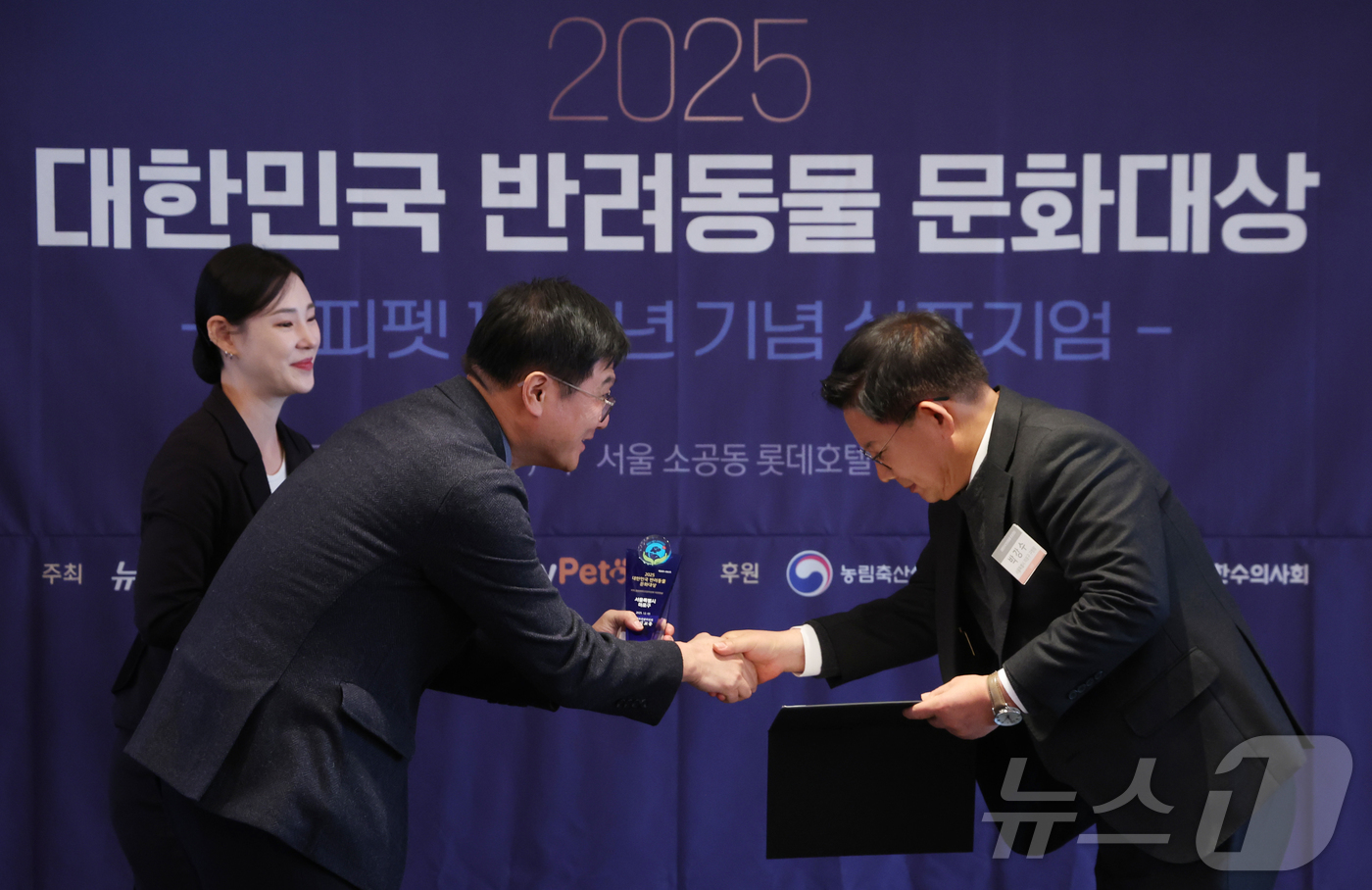 (서울=뉴스1) 김명섭 기자 = 3일 서울 중구 롯데호텔에서 열린 2025 대한민국 반려동물 문화대상에서 채원배 뉴스1 전무가 국회 문화체육관광위원회 위원장상을 박강수 마포구청장에 …