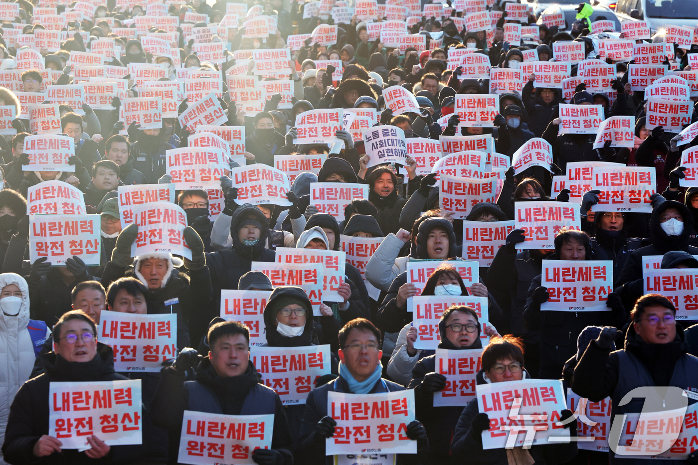 (서울=뉴스1) 황기선 기자 = 민주노총 조합원들이 3일 오후 서울 영등포구 여의도 국회 앞에서 열린 '내란세력 완전 청산·노동 중심 사회 대개혁 실현 결의대회'에서 구호를 외치고 …