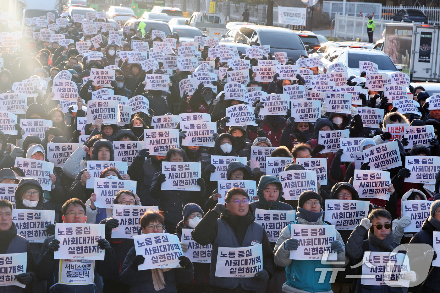 (서울=뉴스1) 황기선 기자 = 민주노총 조합원들이 3일 오후 서울 영등포구 여의도 국회 앞에서 열린 '내란세력 완전 청산·노동 중심 사회 대개혁 실현 결의대회'에서 구호를 외치고 …