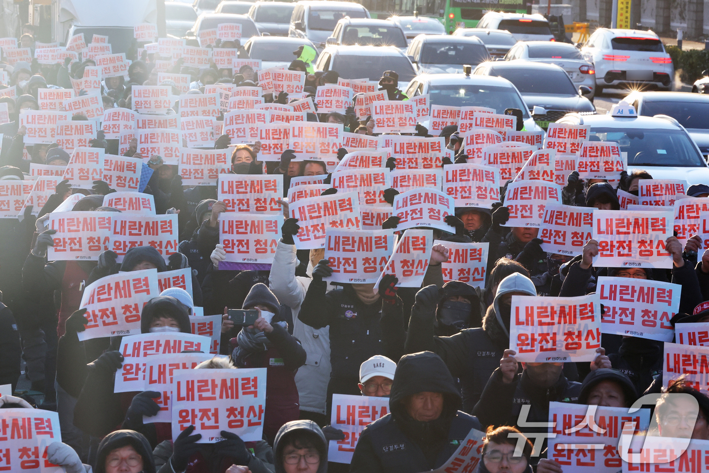 (서울=뉴스1) 황기선 기자 = 민주노총 조합원들이 3일 오후 서울 영등포구 여의도 국회 앞에서 열린 '내란세력 완전 청산·노동 중심 사회 대개혁 실현 결의대회'에서 구호를 외치고 …