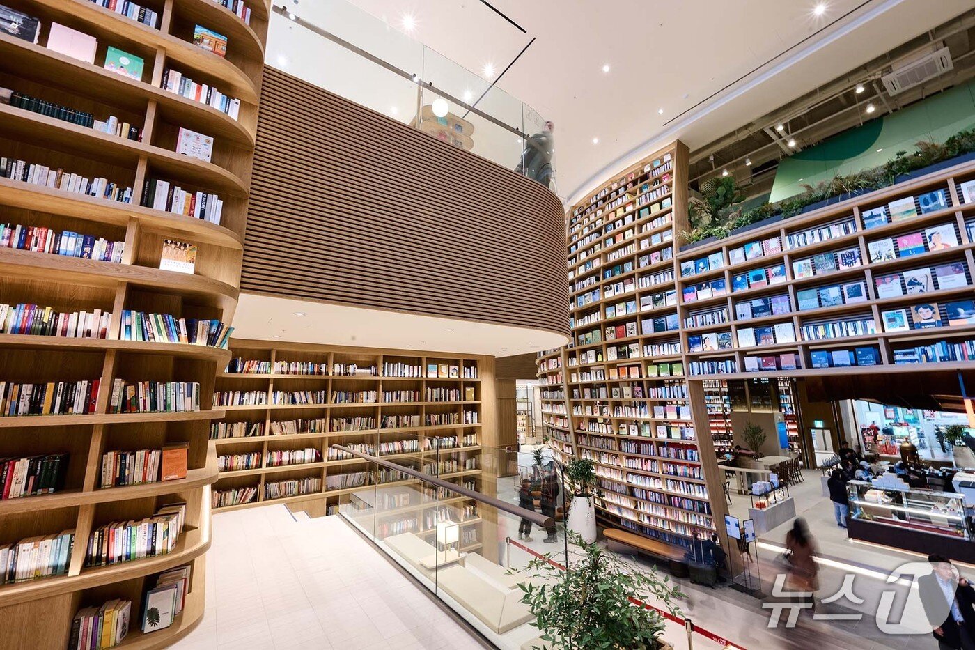 본문 이미지 - 스타필드 빌리지 운정 1층과 2층 ‘북스테어’와 ‘센트럴 파드’. &#40;신세계프라퍼티 제공, 재판매 및 DB금지&#41;