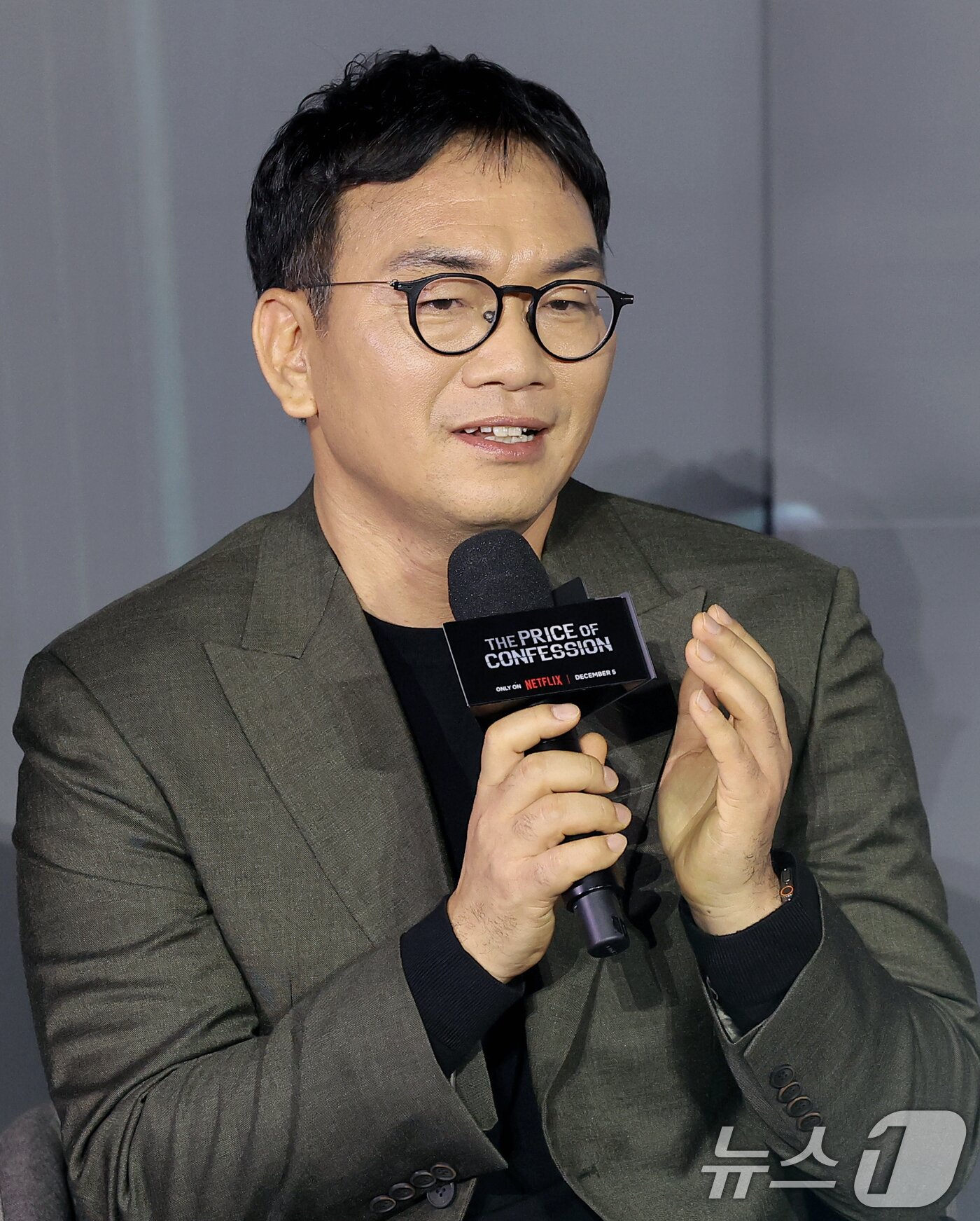 본문 이미지 - 이정효 감독이 3일 서울 용산구 CGV 용산아이파크몰에서 열린 넷플릭스 시리즈 &#39;자백의 대가&#39; 시사회 및 간담회에서 인사말을 하고 있다. &#39;자백의 대가&#39;는 남편을 죽인 용의자로 몰린 ‘윤수’와 마녀로 불리는 의문의 인물 ‘모은’, 비밀 많은 두 사람 사이에서 벌어지는 일을 그린 미스터리 스릴러다. 2025.12.3/뉴스1 ⓒ News1 권현진 기자