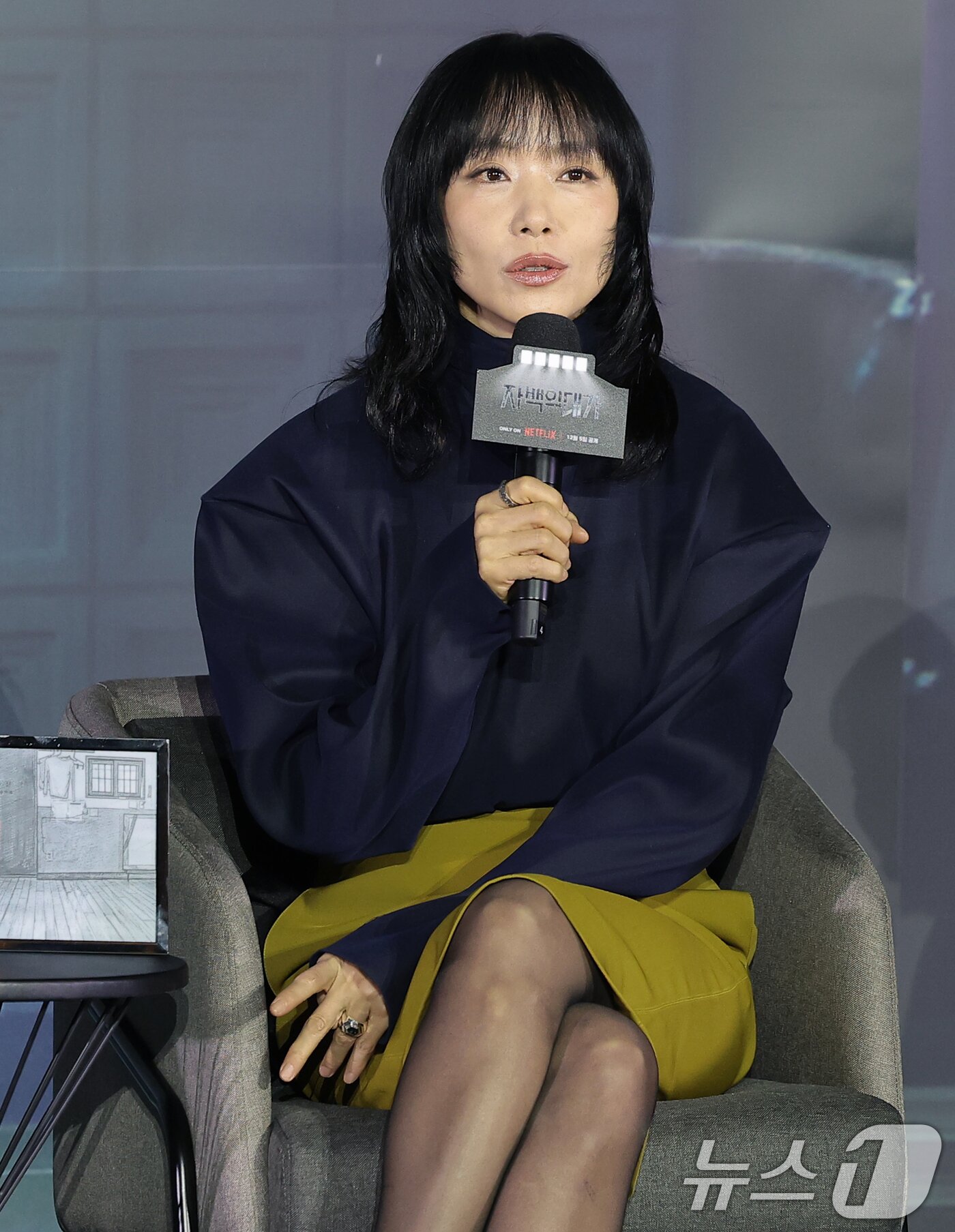 본문 이미지 - 배우 전도연이 3일 서울 용산구 CGV 용산아이파크몰에서 열린 넷플릭스 시리즈 &#39;자백의 대가&#39; 시사회 및 간담회에서 인사말을 하고 있다. &#39;자백의 대가&#39;는 남편을 죽인 용의자로 몰린 ‘윤수’&#40;전도연 분&#41;와 마녀로 불리는 의문의 인물 ‘모은’&#40;김고은 분&#41;, 비밀 많은 두 사람 사이에서 벌어지는 일을 그린 미스터리 스릴러다. 2025.12.3/뉴스1 ⓒ News1 권현진 기자