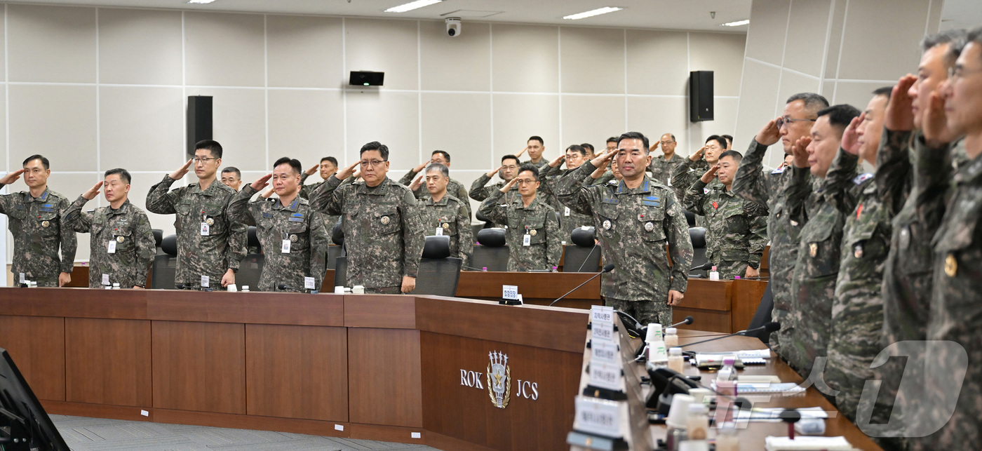 (서울=뉴스1) = 합동참모본부는 3일 진영승 합참의장 주관으로 ’25년 후반기 작전지휘관 회의를 개최했다고 밝혔다. 사진은 회의에서 진영승 합참의장과 참석자들이 국기에 대한 경례 …